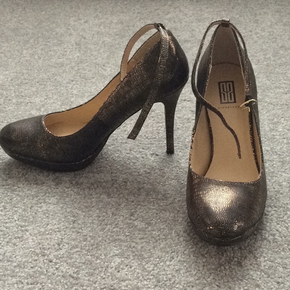 Shoe Dazzle Stilettos with Ankle Strap - Picture 3 of 5